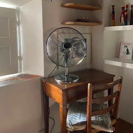 Fascinating Hideaway In A Physicist's דירה קומו