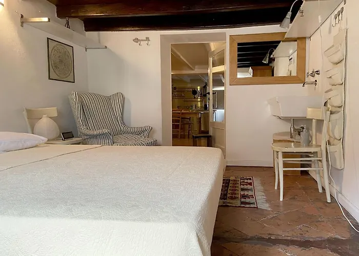 Fascinating Hideaway In A Physicist's 아파트 코모