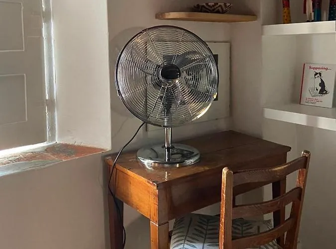 Fascinating Hideaway In A Physicist's 아파트 코모