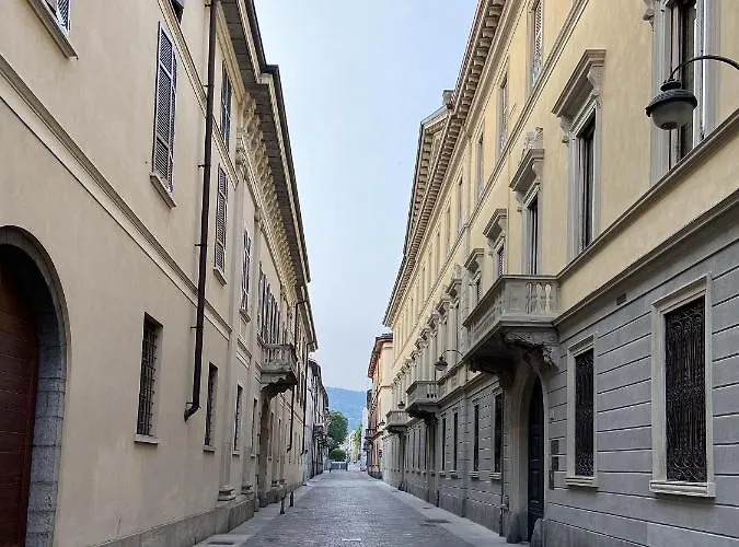 Fascinating Hideaway In A Physicist's 아파트 코모