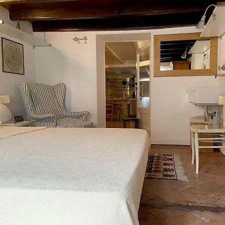 Fascinating Hideaway In A Physicist's Lägenhet Como