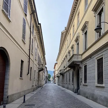 Fascinating Hideaway In A Physicist's شقة كومو