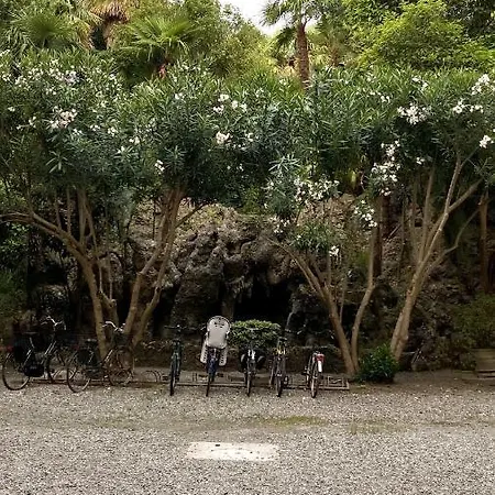 Fascinating Hideaway In A Physicist's * كومو